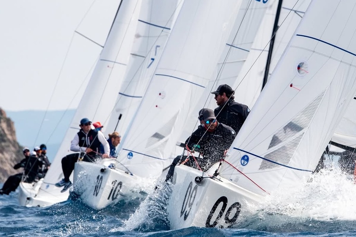 Tight J/70 fleet racing bow to bow
